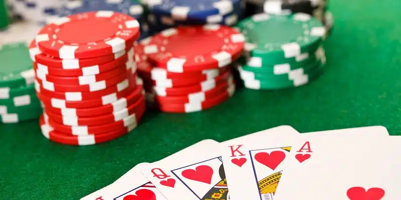 Dealer lật 3 lá bài trên bàn trong vòng Flop - Turn